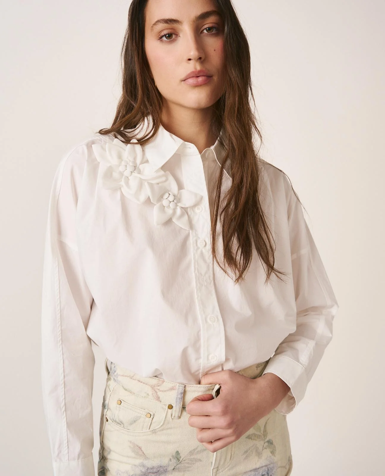 CAMISA HOMBRO FLOR - Image 3